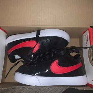 Nike Baby/Toddler Size 5 Low Tops Black red white